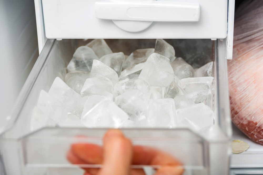 Machine à glaçon : la solution pour que les glaçons ne se collent pas entre eux